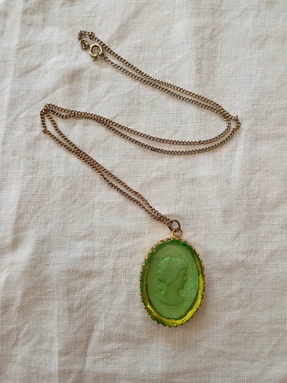 Vintage Green Cameo Pendant Necklace On Gold Tone Chain - Picture 1 of 5